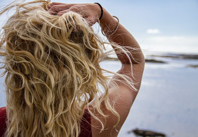 Chcete poznať tajomstvo bezpečného fénovania vlasov? Pozrite sa na hodnotenia tých najlepších sprejov na ochranu vlasov pred teplom!